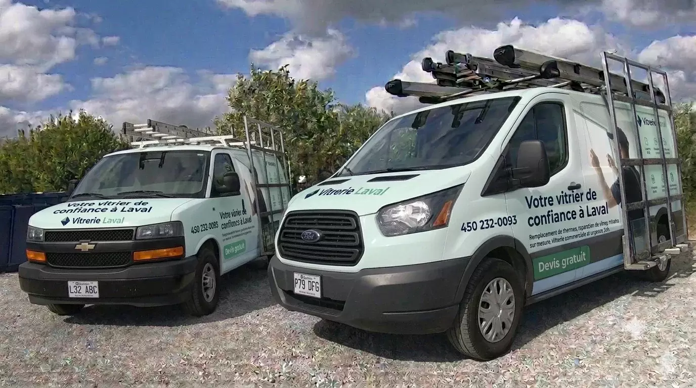 Vitrier professionnel installant une vitre à Laval